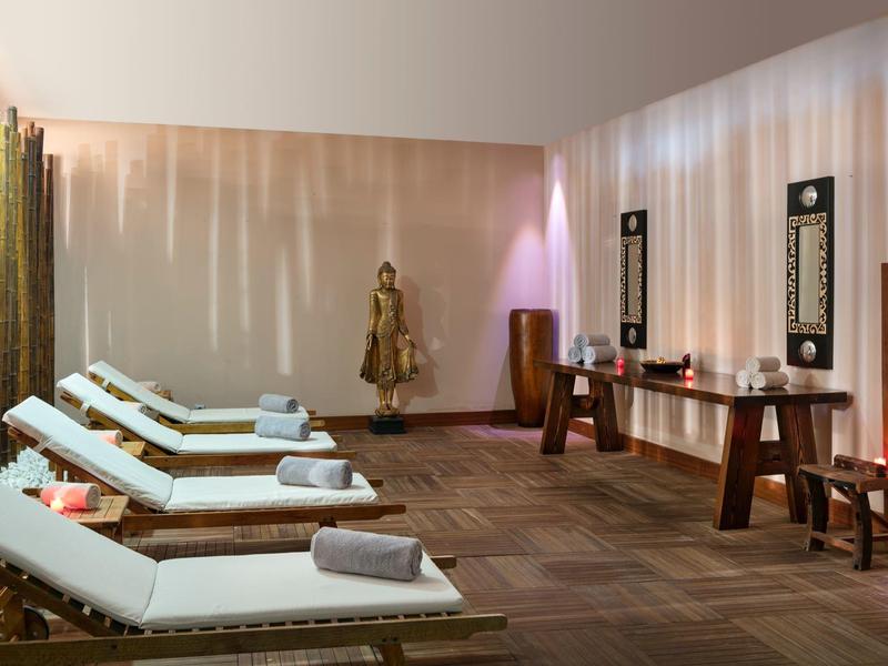 Pokój relaksacyjny z leżakami, świecami i uspokajającą dekoracją w spa.