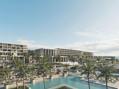 Moderner Hotelkomplex mit großem Pool und Palmen unter klarem Himmel.