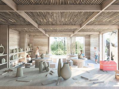 Lichte open interieur met houten structuur en sculpturen, uitzicht op groene natuur.