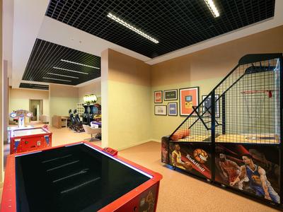 Innenbereich eines Hotels mit Spieltisch und einem Basketballkorb für Gäste.