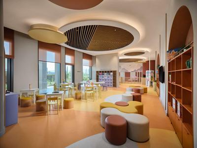 Moderner Frühstücksraum mit bunten Möbeln und großen Fenstern in einem Hotel.