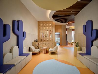 Moderner Lounge-Bereich mit gebogenen, violetten Rückwänden und pastellfarbenem Bodenbelag.