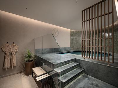 Moderner Spa-Bereich mit dunklem Marmor, Glasgeländer und Holzakzenten.