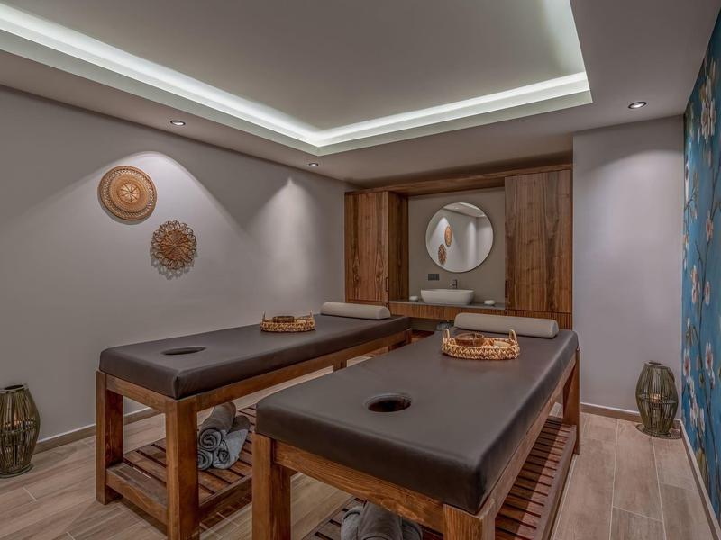 Pokój do masażu z dwoma stołami, nowoczesne wnętrze i relaksująca atmosfera.