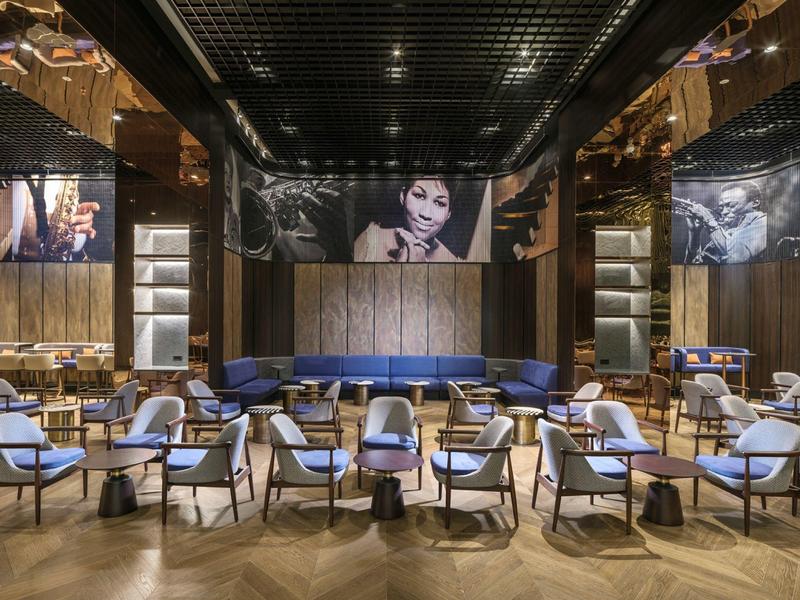 Elegancka sala konferencyjna z krzesłami i nowoczesną dekoracją ścienną.