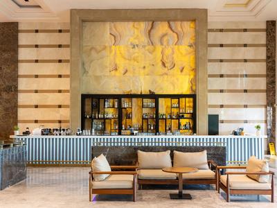 Eleganter Hotelbarbereich mit modernem Tresen und komfortablen Sitzgelegenheiten.