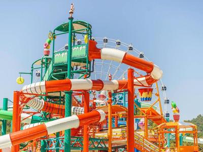 Bunte Wasserrutschen und Stuktur im Wasserpark an einem sonnigen Tag.