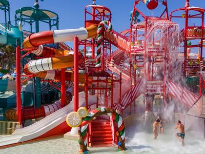 Bunter Wasserpark mit Rutschen und spielenden Kindern, ideal für Familienurlaub.