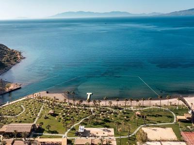 Vue aérienne d'une plage avec des installations touristiques au bord de la mer.