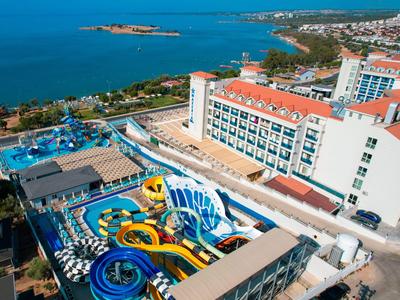 Modernes Hotel mit buntem Wasserpark und Meerblick an der Küste.