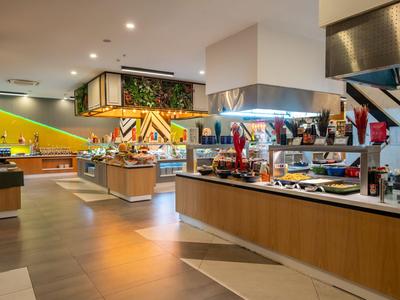 Moderne Buffetstation mit vielfältigen Speisen und hellen, warmen Farben in einem Hotelrestaurant.