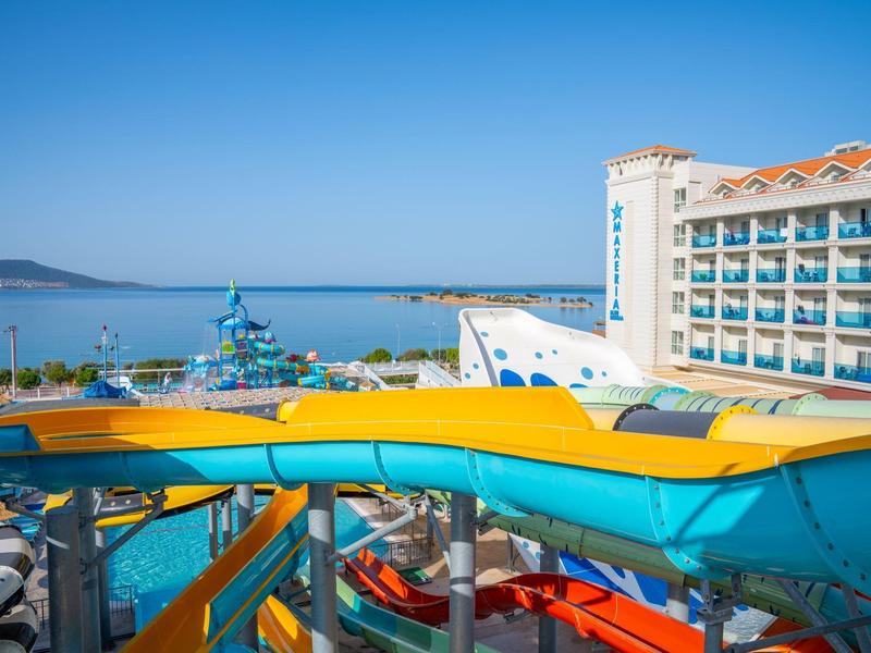 Barevné vodní skluzavky v aquaparku před hotelem u moře.