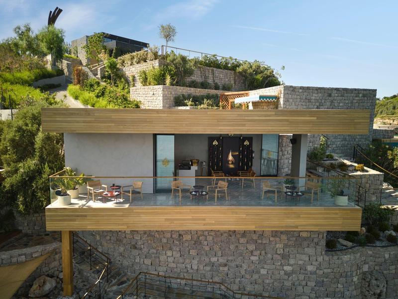 Bungaló vacacional moderno sobre pilotes con terraza y vista a la montaña