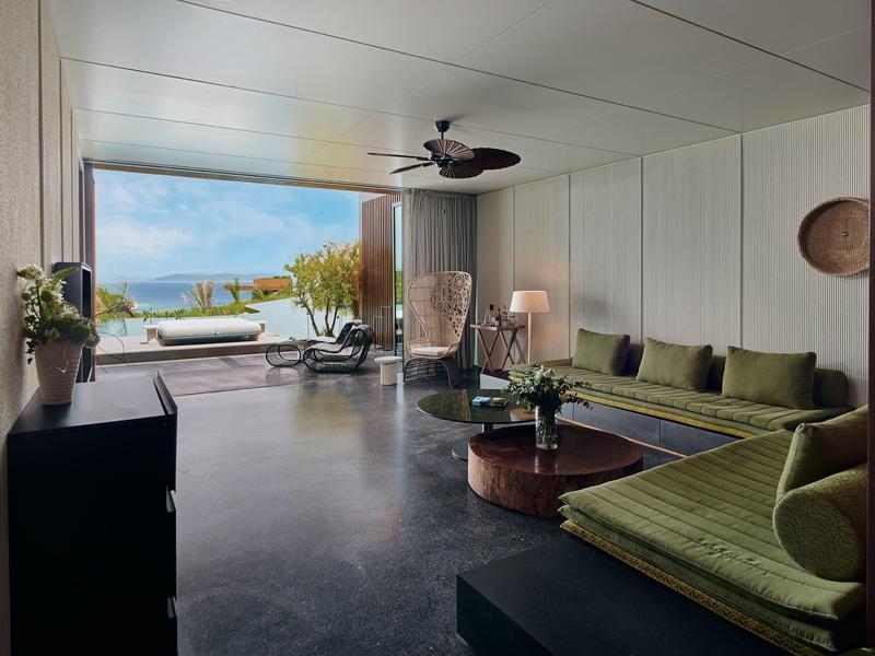 Habitación de hotel moderna con vista a la terraza y al mar