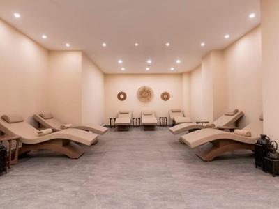 Moderne wellnessruimte met comfortabele ligstoelen, zachte verlichting en een rustige sfeer.