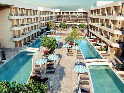 Moderner Hotelkomplex mit zwei Pools, Sonnenliegen und schattigen Sitzbereichen zwischen Gebäuden.