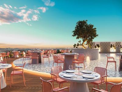 Offene Hotelterrasse mit roten Stühlen und weißen Tischen mit Blick auf Meer und Himmel.