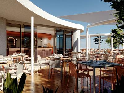 Moderne Hotelterrasse mit runden und eckigen Tischen und Stühlen bei Tageslicht.