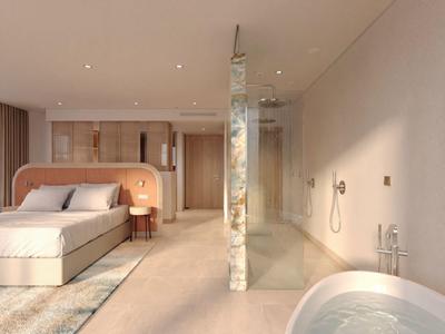 Modernes Hotelzimmer mit großem Bett, offenem Bad und sanfter Beleuchtung.