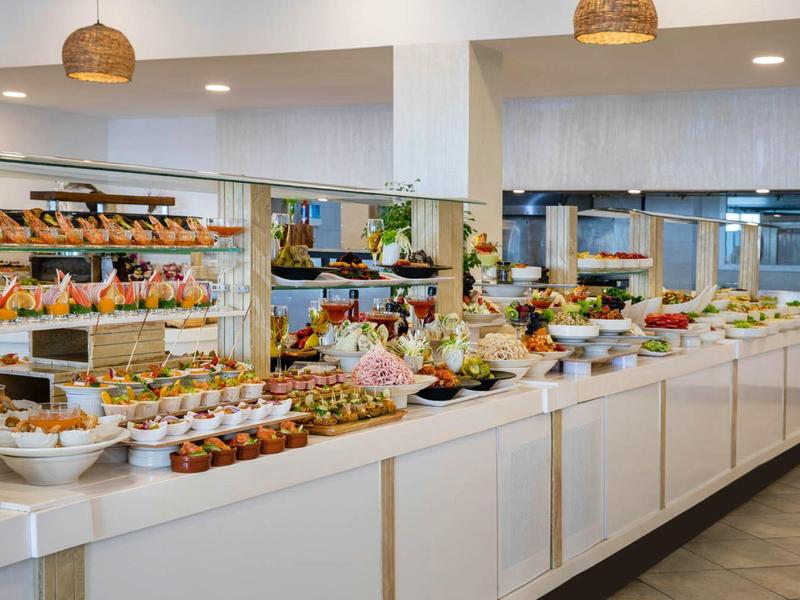 Bufet z różnymi potrawami i napojami w nowoczesnej restauracji.