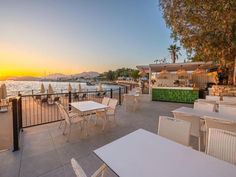 Buiten marmeren Turks bad met kaarsen en beelden onder een sterrenhemel.