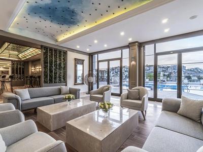 Lounge luminosa con sedute moderne, grandi finestroni e vista sulla città