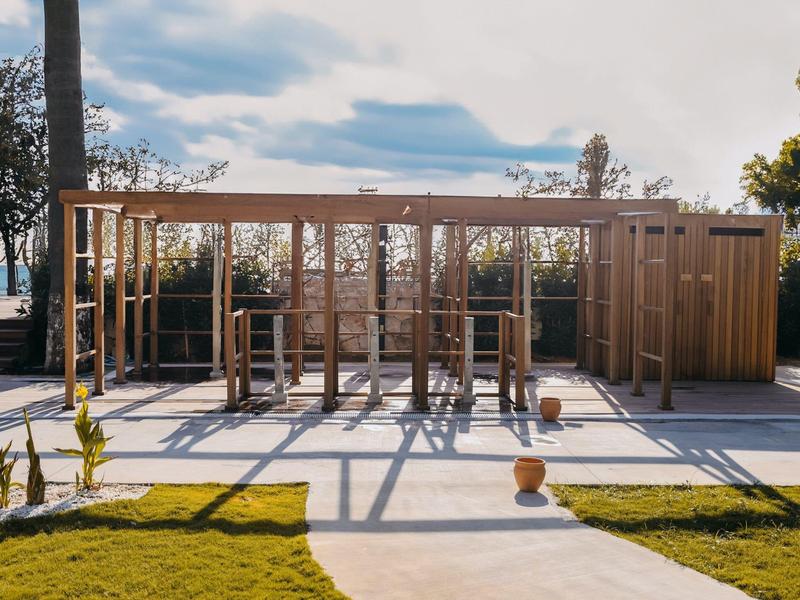 Drewniana konstrukcja nowego budynku mieszkalnego pod częściowo zachmurzonym niebem.