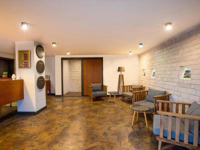 Accogliente area d'attesa con sedute e pavimento in legno in un hotel