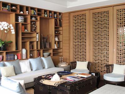 Gezellige leeshoek met bank, kist als tafel en wandplanken met decoraties.