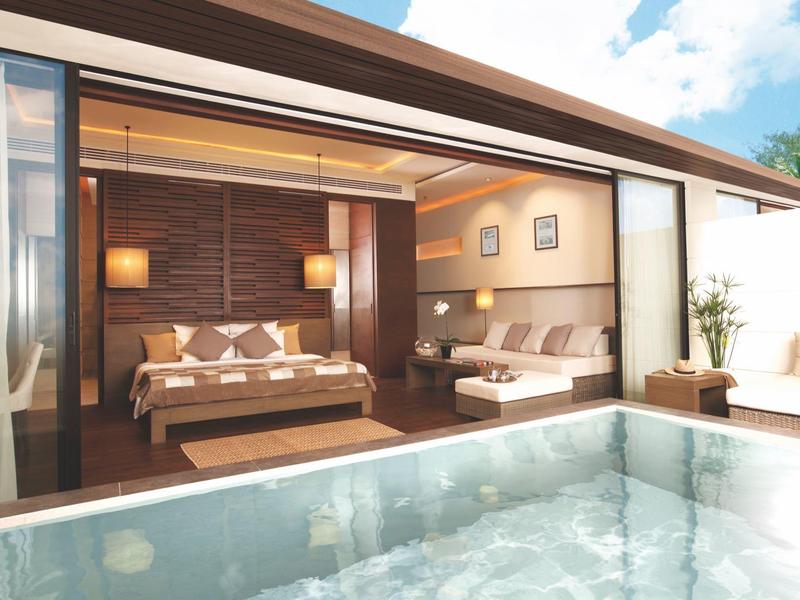 Luxe kamer met open toegang tot jacuzzi en moderne inrichting.