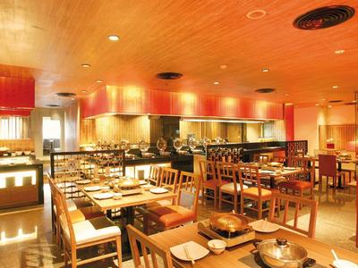 Helles, einladendes Restaurant mit modernen Holzmöbeln und gedeckten Tischen.