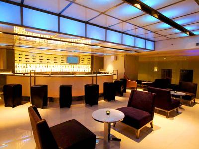 Elegante Hotelbar mit modernen Sitzgelegenheiten und indirekter Beleuchtung.