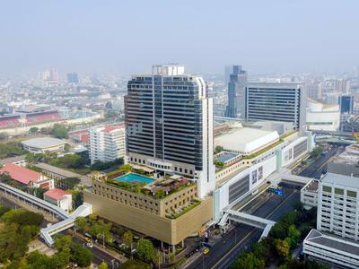 Modernes Hotelgebäude mit Swimmingpool auf der Dachterrasse in einer Großstadt