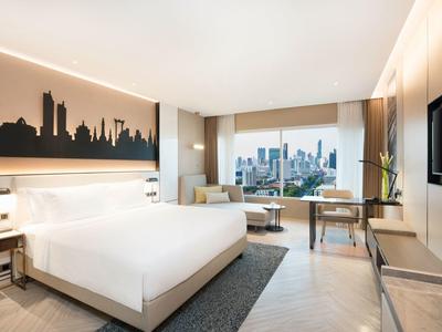 Helles Hotelzimmer mit großem Bett, Stadtblick und modernem Dekor.