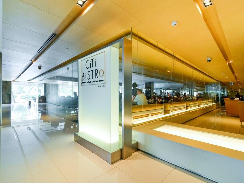 Modernes Hotelbistro mit hellem Interieur und Sitzgelegenheiten am Fenster.