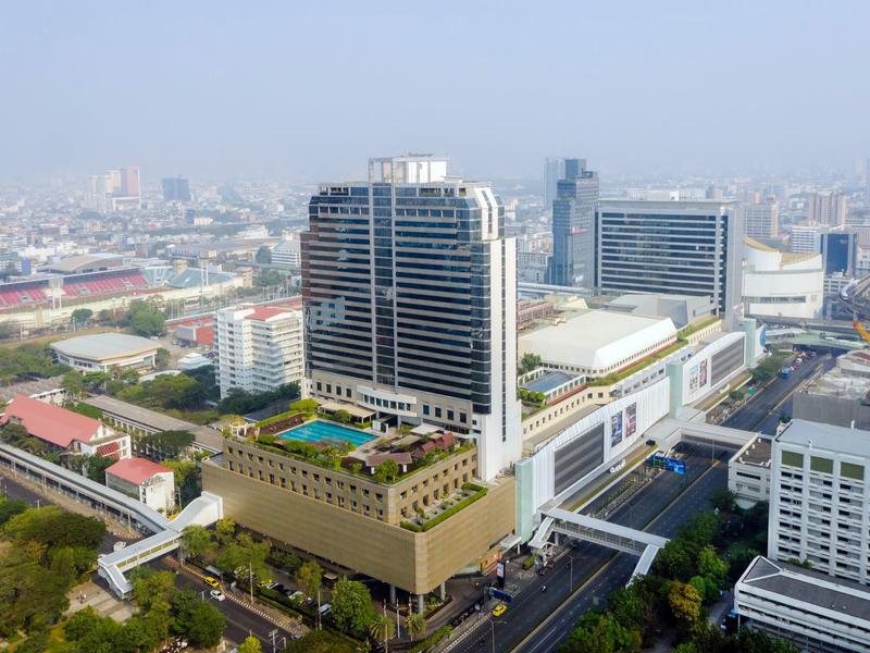 Modernes Hotelgebäude mit Swimmingpool auf der Dachterrasse in einer Großstadt