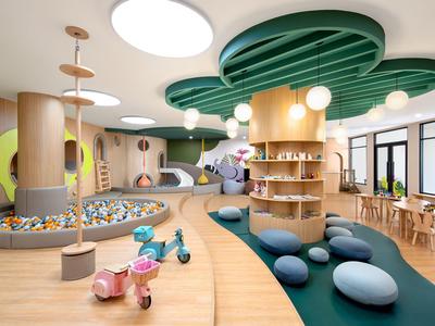 Moderner, bunter Kinderspielbereich mit Holzspielzeug und Sitzkissen in einem hellen Raum.