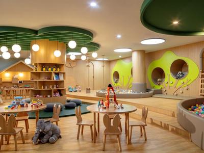 Kinderspielecke in einem Hotel mit Holzspielzeug und buntem Bällebad