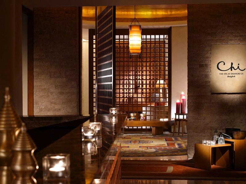 Elegantes Restaurant mit warmem Licht, Holzmöbeln und orientalischem Dekor.