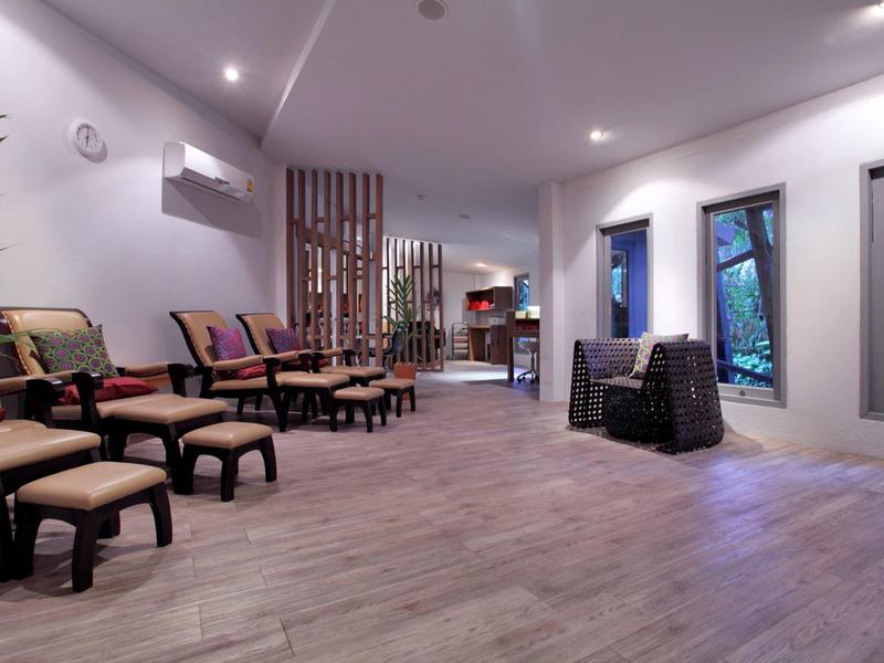 Großer, heller Raum mit Holzstühlen, grauem Boden und mehreren Fenstern, moderne Raumaufteilung.