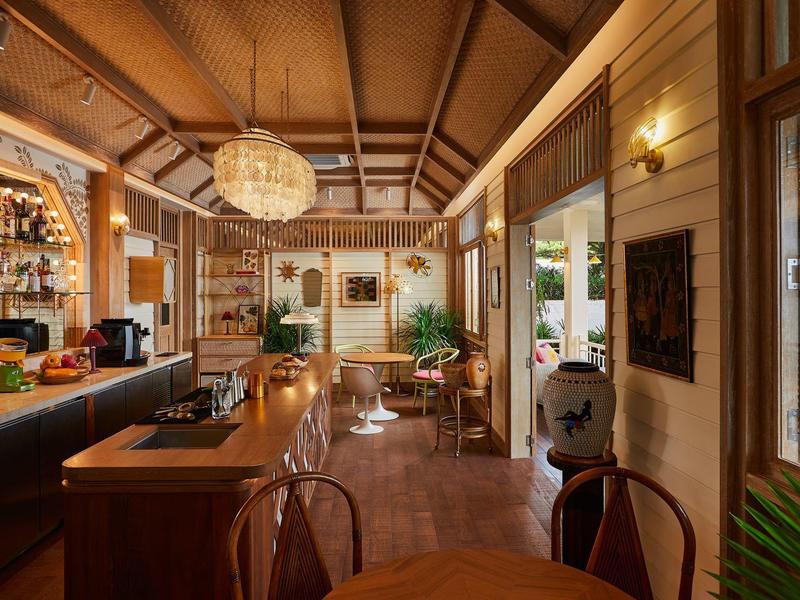 Gemütliche Café-Innenausstattung mit Holzmöbeln, großen Fenstern und warmem Licht.