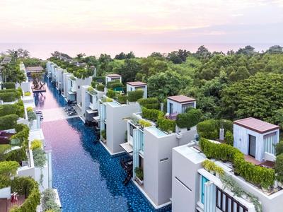 Ville moderne con piscine private e terrazze verdi sul tetto in una zona di villeggiatura vicino a una foresta.