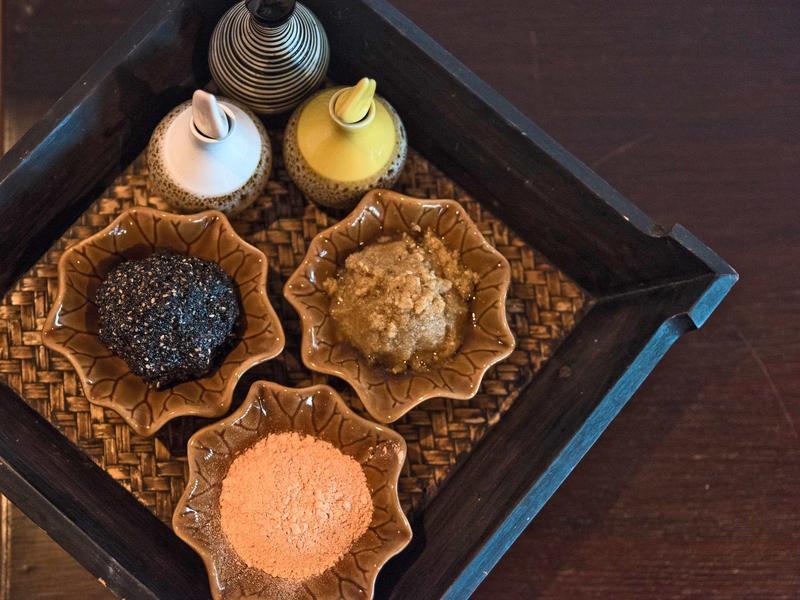 Ręcznie robione przyprawy i oleje w dekoracyjnych miseczkach na tacy