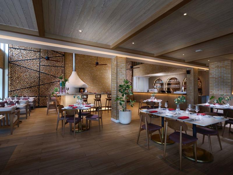 Ristorante moderno e raffinato con pavimenti in legno, ampie finestre e atmosfera accogliente.