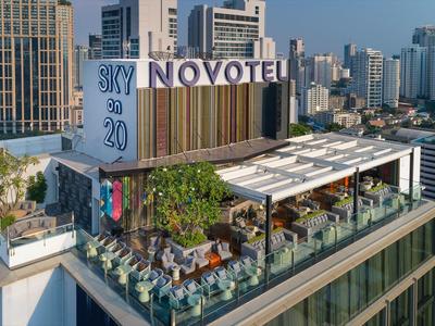 Terrazza sul tetto dell'hotel Novotel con ristorante e vista sulla città