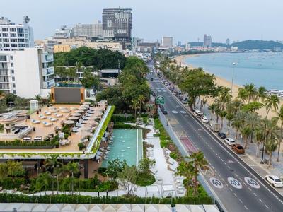 Blick auf eine Küstenstraße mit Hotels, Schwimmbädern und Stränden am Meer.