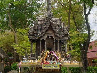Un santuario all'aperto finemente decorato circondato da alberi e piante.