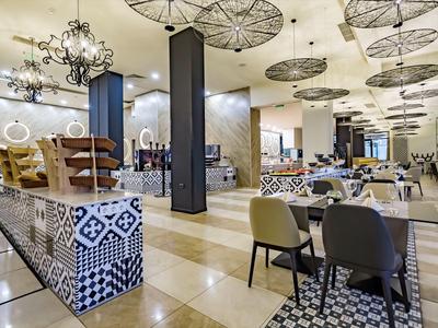 Modern eingerichteter Speisesaal mit gedeckten Tischen und stilvoller Dekoration.