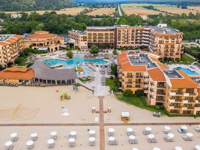 Großes Resort mit mehreren Pools, direktem Strandzugang und weitläufiger Badezone.