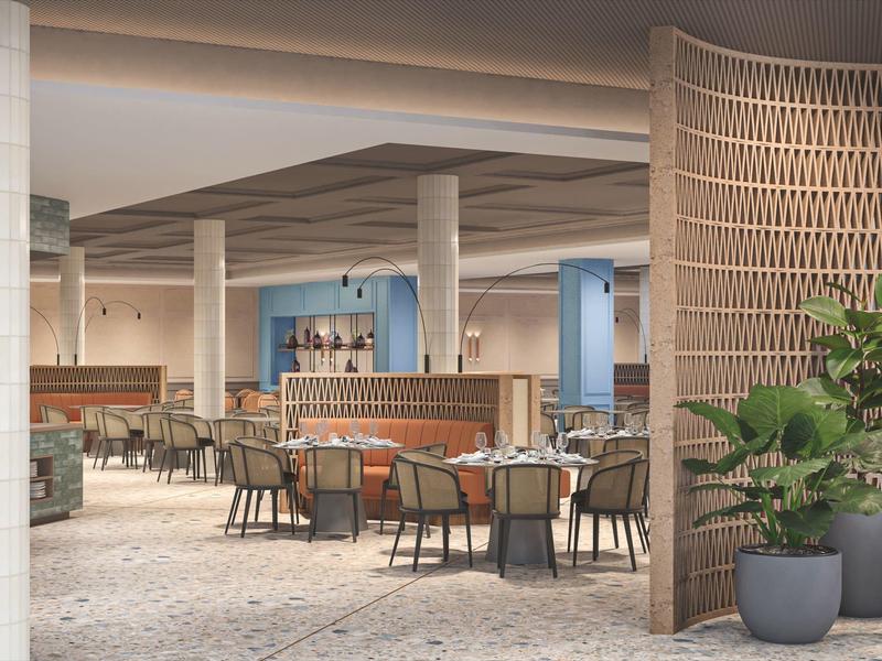 Restaurante luminoso con diseño moderno, paneles de madera y plantas en macetas